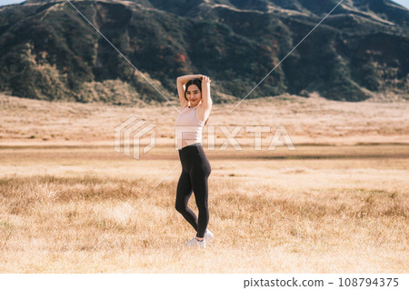 女性、自然、伸展、皮拉提斯、瑜伽 女性、自然、伸展、皮拉提斯、瑜伽 108794375