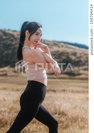 女性、自然、伸展、皮拉提斯、瑜伽 108794414