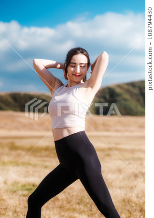 女性、自然、伸展、皮拉提斯、瑜伽 108794430
