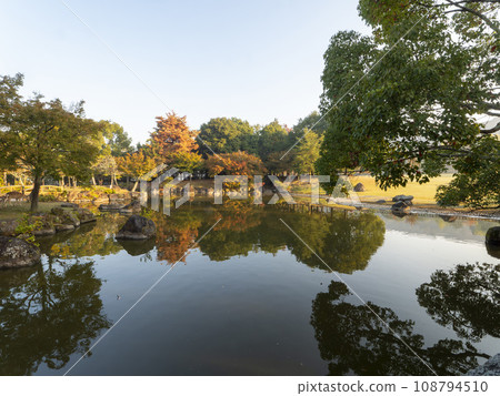 秋天的奈良公園三社信託池和春日野園地 108794510