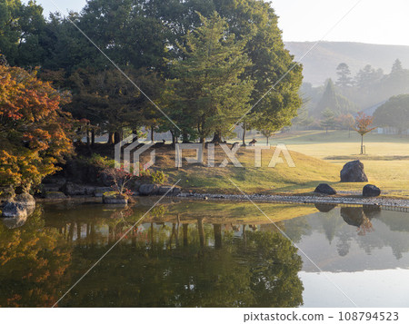 秋天的奈良公園三社信託池和春日野園地 秋天的奈良公園三社信託池和春日野園地 108794523