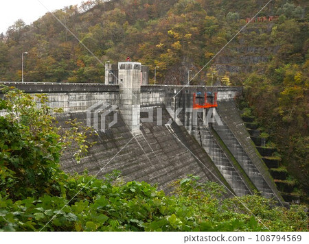 新潟縣五泉市早出川水壩秋天 新潟縣五泉市早出川水壩秋天 108794569