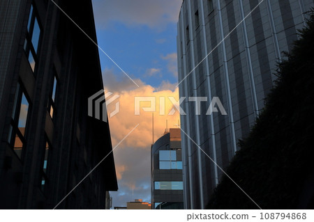 日落時在建築物之間看到的雲 日落時在建築物之間看到的雲 108794868