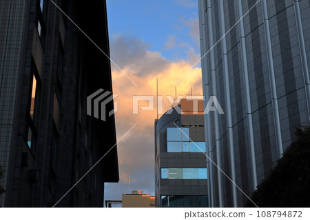 日落時在建築物之間看到的雲 日落時在建築物之間看到的雲 108794872