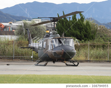 停泊在日本陸上自衛隊姚駐地的通用直升機UH-1J 108794955