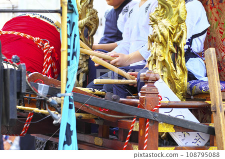 高崎市高崎節 人們乘坐花車敲鑼打鼓 高崎市高崎節 人們乘坐花車敲鑼打鼓 108795088