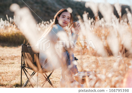 一個女人在大自然中獨自露營 108795398