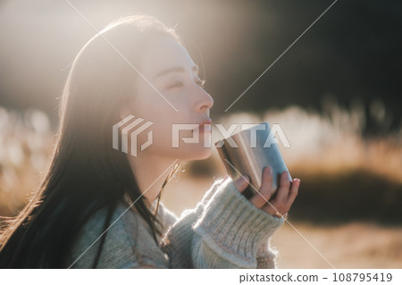 一個女人在大自然中獨自露營 一個女人在大自然中獨自露營 108795419