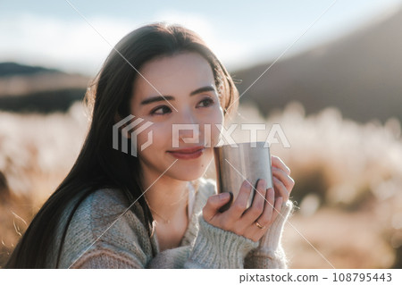 一個女人在大自然中獨自露營 108795443
