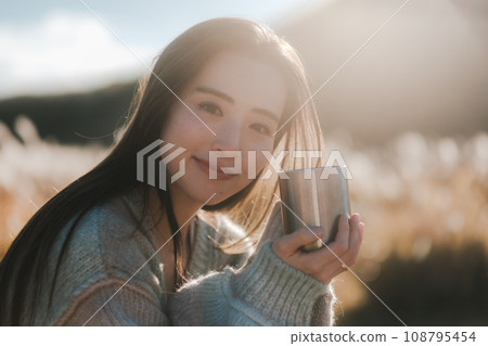 一個女人在大自然中獨自露營 一個女人在大自然中獨自露營 108795454