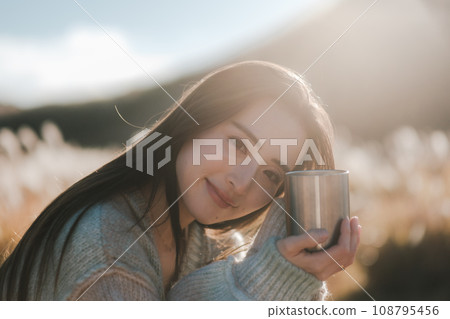 一個女人在大自然中獨自露營 一個女人在大自然中獨自露營 108795456