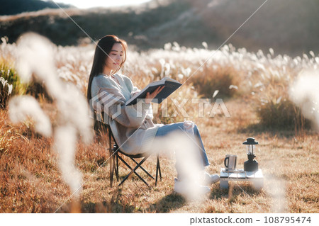 一個女人在大自然中獨自露營 一個女人在大自然中獨自露營 108795474