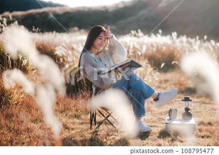 一個女人在大自然中獨自露營 108795477