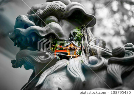 守護神的威嚴守護犬與鳥居的多重曝光風景 守護神的威嚴守護犬與鳥居的多重曝光風景 108795480