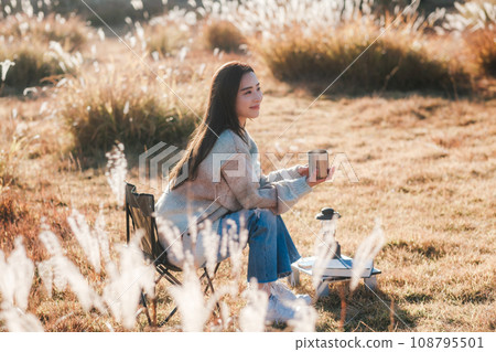 一個女人在大自然中獨自露營 108795501