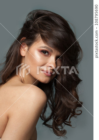 Beautiful fashion model woman brunette with long healthy wavy hair and clear skin posing  108795690