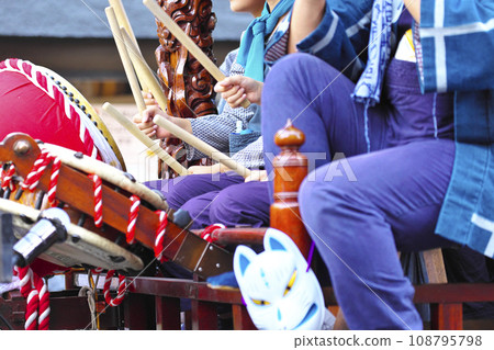 高崎市高崎節 人們乘坐花車敲鑼打鼓 108795798