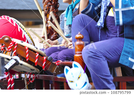 Takasaki City Takasaki Festival People riding on floats and beating drums 108795799