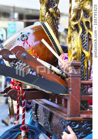 高崎市高崎節 人們乘坐花車敲鑼打鼓 108795828