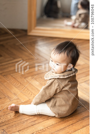 嬰兒坐在地板上 108796048