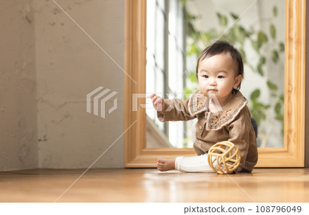 嬰兒坐在地板上 108796049