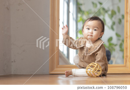 Baby sitting on the floor Baby sitting on the floor 108796050