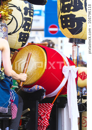 高崎市高崎節 人們乘坐花車敲鑼打鼓 108796118