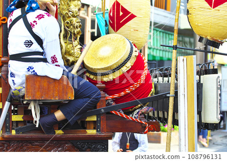 高崎市高崎節 人們乘坐花車敲鑼打鼓 108796131