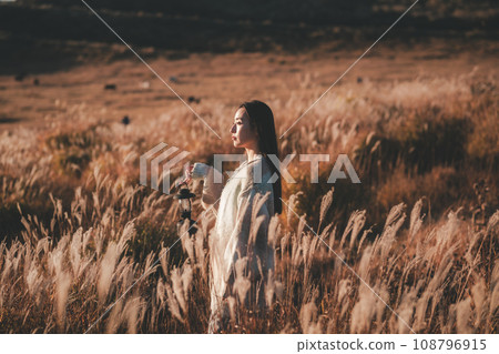 A woman who travels alone 108796915