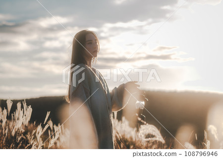 A woman who travels alone 108796946