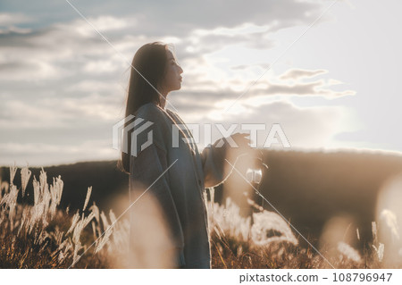 A woman who travels alone 108796947