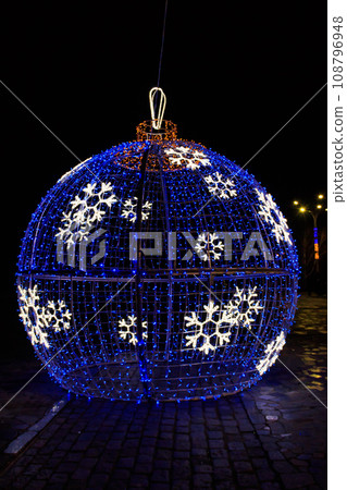 Large illuminated Christmas bauble on a city square 108796948
