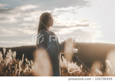 A woman who travels alone 108796949