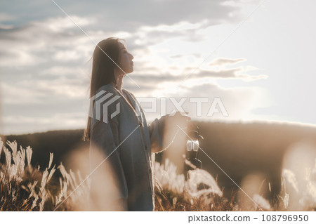 A woman who travels alone 108796950