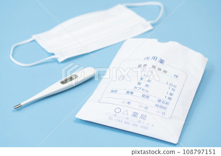藥物、溫度計和麵罩 — 感覺不適的圖像 108797151