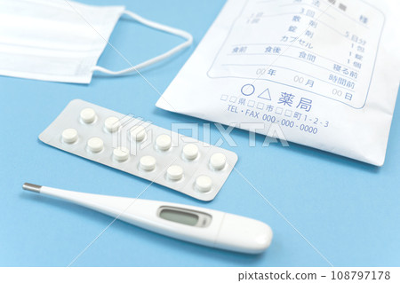 藥物、溫度計和麵罩 — 感覺不適的圖像 108797178