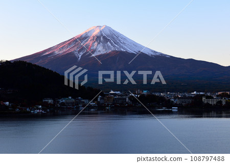 清晨的富士山沐浴著朝陽 108797488