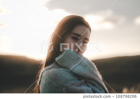 一個自然表情悲傷的女人 108798206