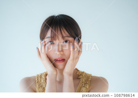 Beauty image of a woman in her 20s with short hair Beauty image of a woman in her 20s with short hair 108798614
