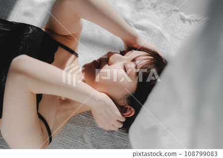 短髮女人美麗俯視圖 108799083
