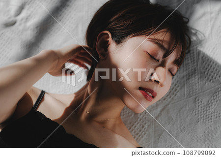 Short hair woman beauty overhead view 108799092