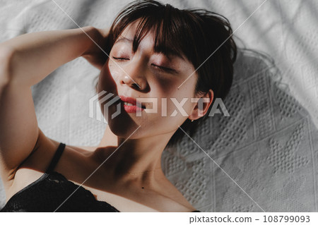 Short hair woman beauty overhead view 108799093