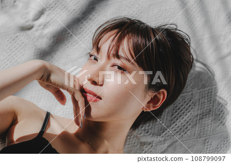 短髮女人美麗俯視圖 短髮女人美麗俯視圖 108799097