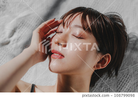 Short hair woman beauty overhead view Short hair woman beauty overhead view 108799098