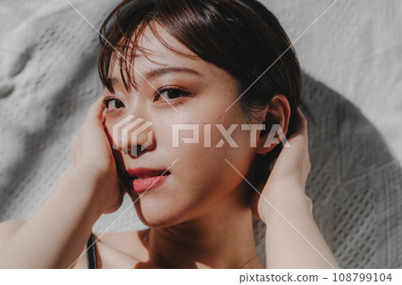 短髮女人美麗俯視圖 108799104