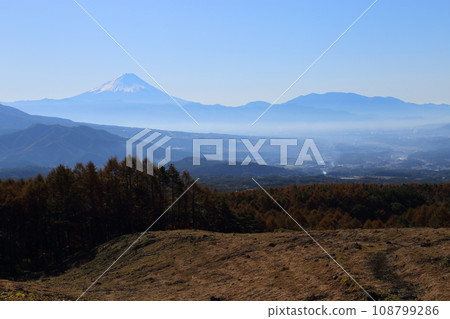 Spectacular view of Mt. Fuji from the Yatsugatake Plateau Line [From Oizumi-cho, Hokuto City, Yamanashi Prefecture] 108799286