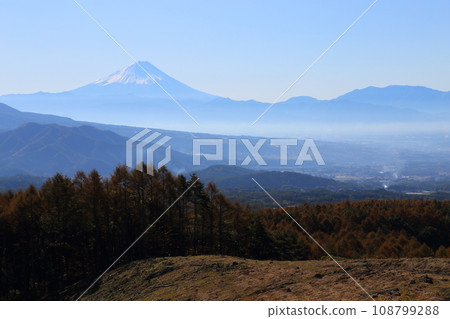 Spectacular view of Mt. Fuji from the Yatsugatake Plateau Line [From Oizumi-cho, Hokuto City, Yamanashi Prefecture] 108799288
