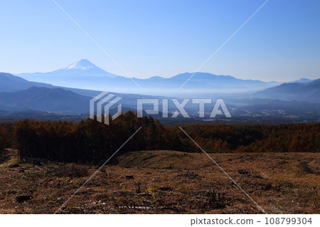 Spectacular view of Mt. Fuji from the Yatsugatake Plateau Line [From Oizumi-cho, Hokuto City, Yamanashi Prefecture] 108799304