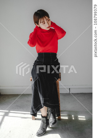 Female fashion portrait 108799379