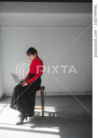 Working short-haired woman fashion business Working short-haired woman fashion business 108799491